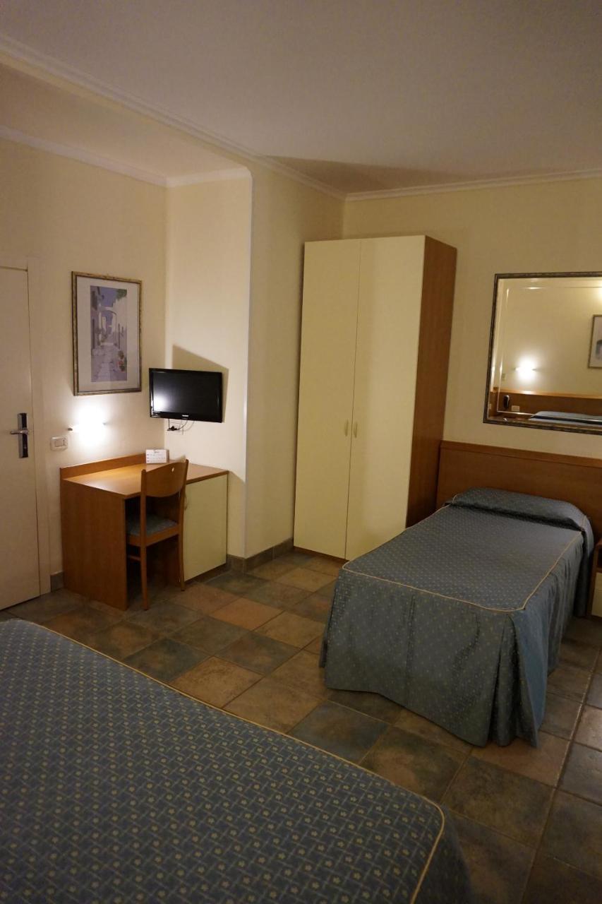 Hotel Angela Фано Экстерьер фото
