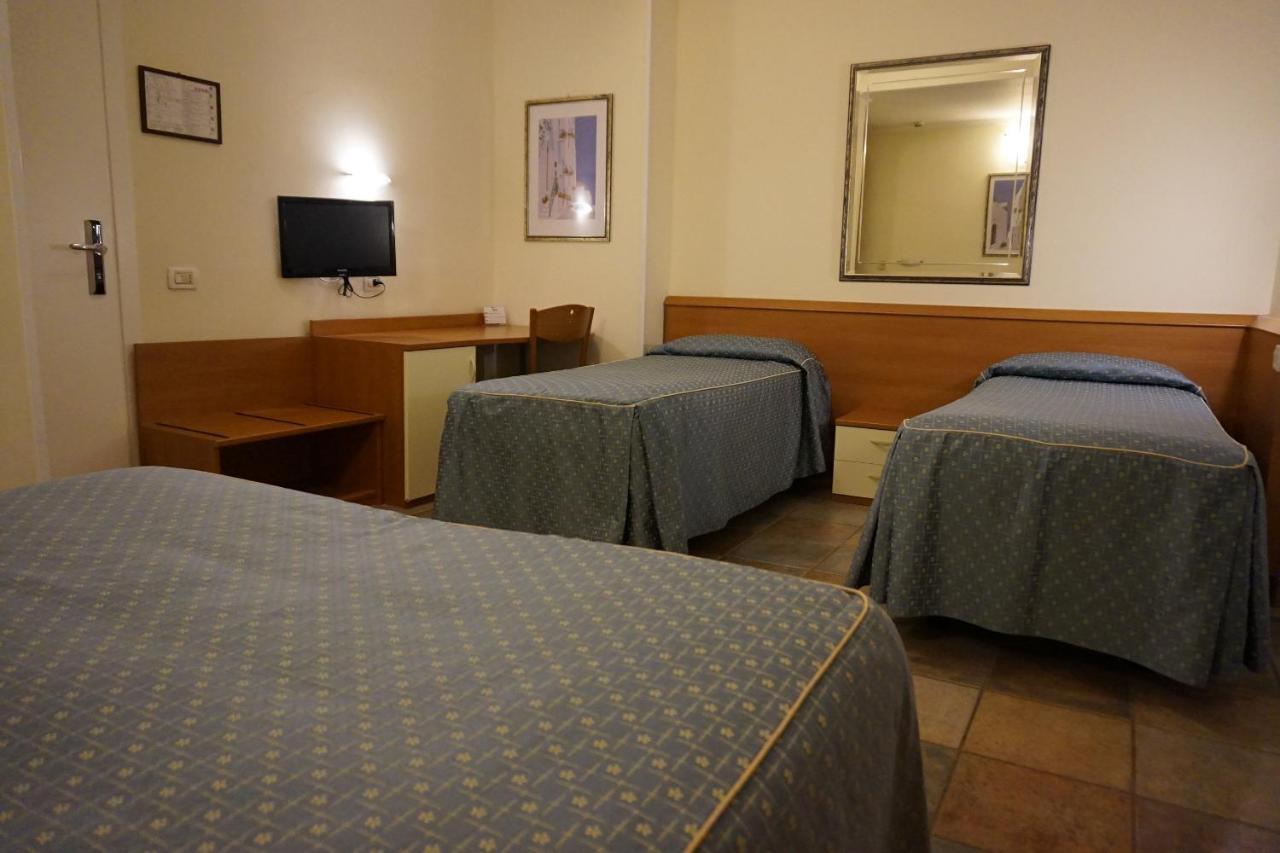Hotel Angela Фано Экстерьер фото