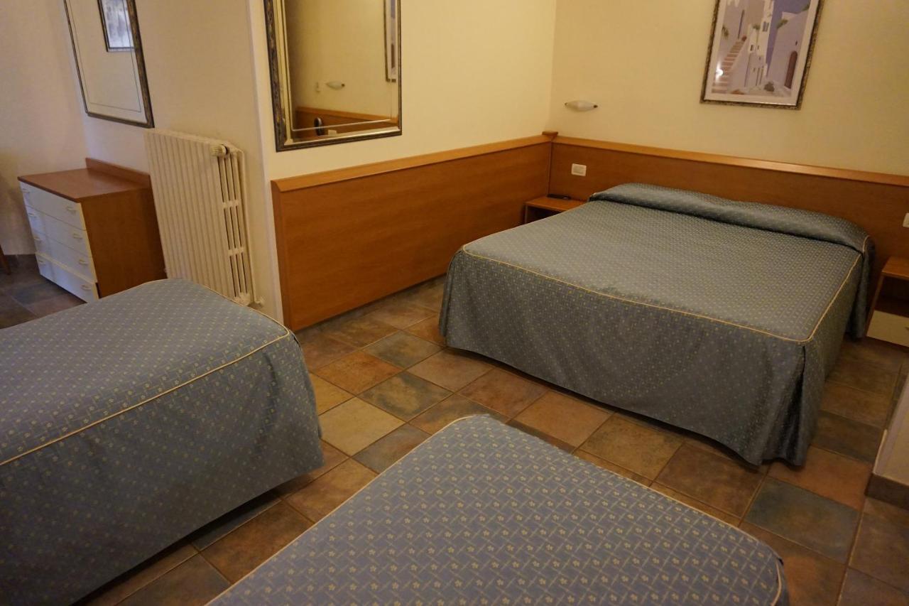 Hotel Angela Фано Экстерьер фото